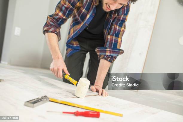 Carpenter Installieren Einem Holzfußboden Stockfoto und mehr Bilder von Lässige Kleidung - Lässige Kleidung, Boden, Holzboden