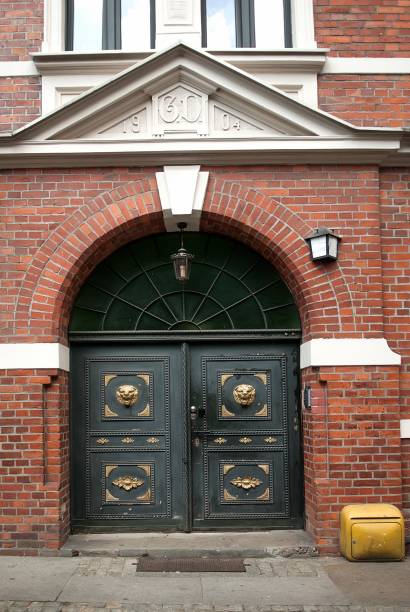 istock Old wooden door 661489538