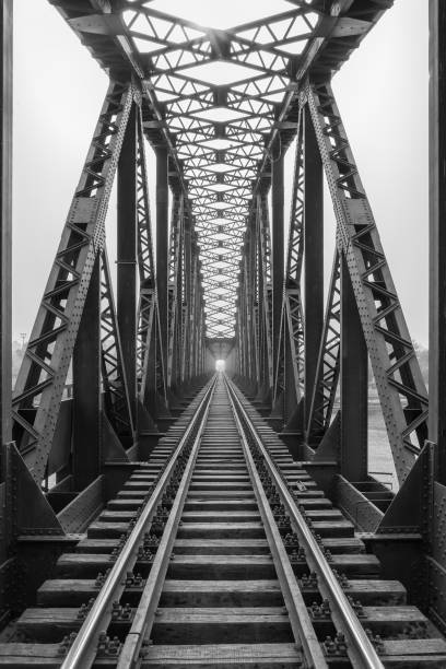 vista en perspectiva de puente de metal ferroviario, adana, turquía - railway bridge fotografías e imágenes de stock