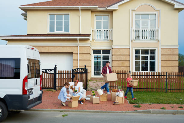 istock Big Family Moving House 661542834