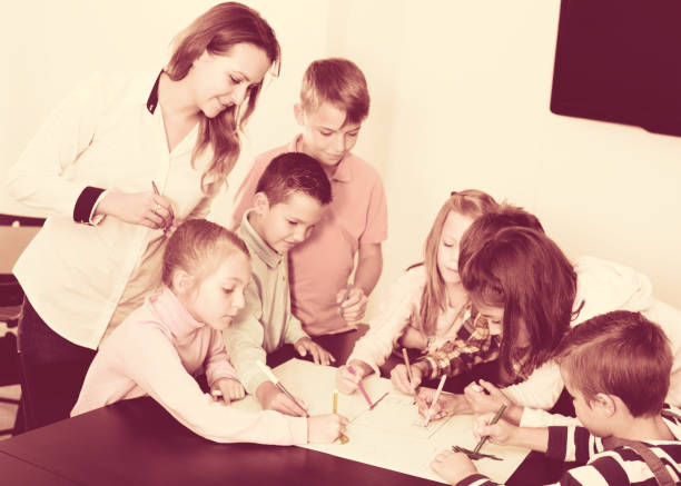istock Team of elementary age children  drawing 661580486