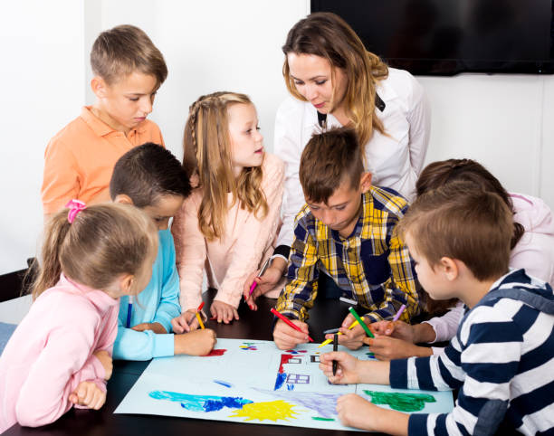 istock Team of elementary age children  drawing 661580550