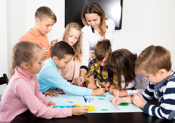 istock Team of elementary age children  drawing 661580706
