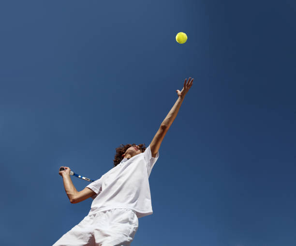 tenista con raqueta durante un juego de partido - tennis serving sport athlete fotografías e imágenes de stock