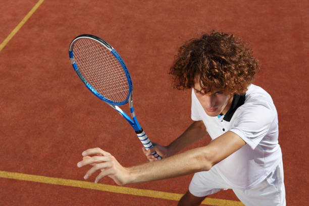 tennista con racchetta durante una partita - tennis court tennis racket forehand foto e immagini stock