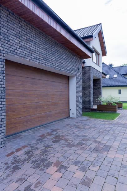 istock Detached house with automatic garage door 661616862