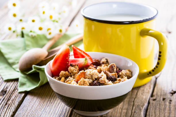 домашняя гранола со свежей клубникой и чашкой молока - milk breakfast berry fruit granola стоковые фото и изображения