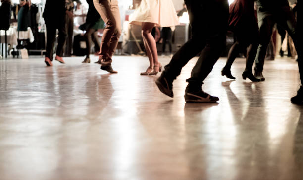 tanzsaal mit swing-tänzer - dance shoes stock-fotos und bilder