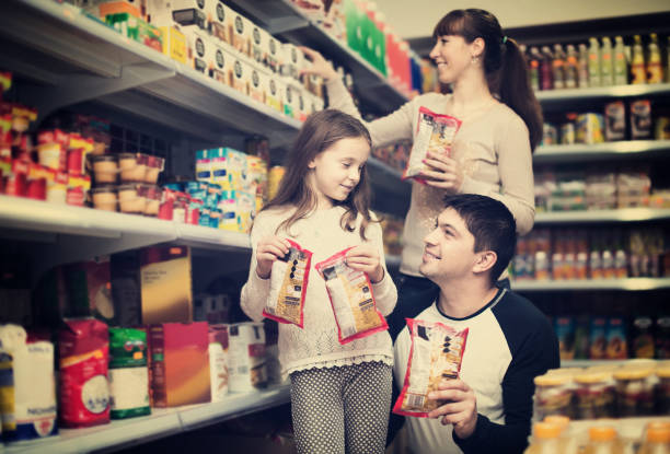 istock Family at grocery store 661638732