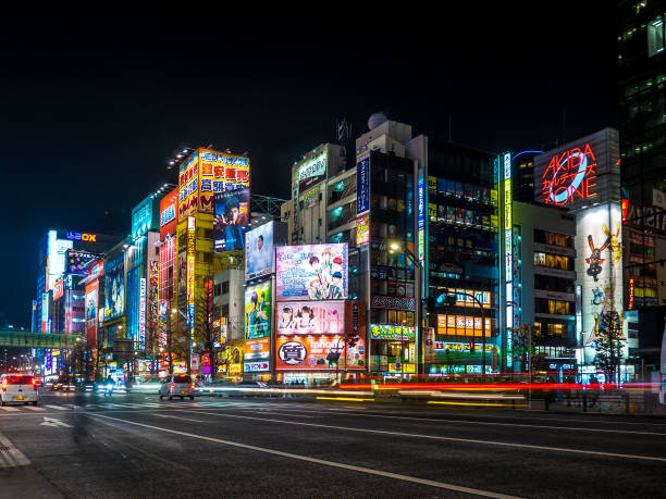 akihabara in tokio bei nacht - crosswalk crowd activity long exposure stock-fotos und bilder