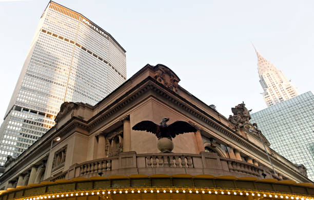 angolo di grand central con aquila, metlife e chrysler building a new york city, usa - chrysler building grand central station built structure midtown manhattan foto e immagini stock