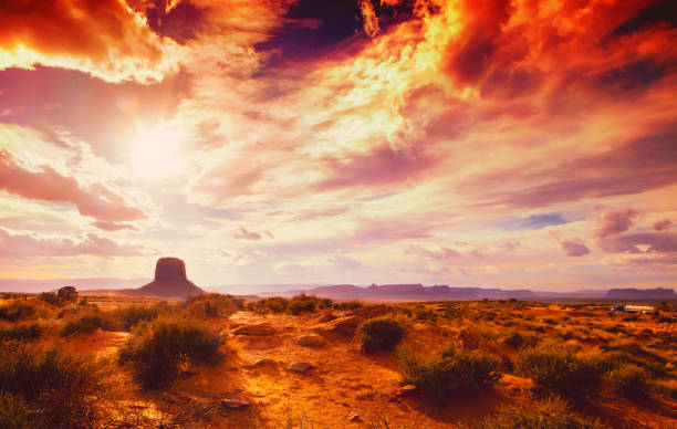 die atemberaubende landschaft am sonnenuntergang am nationalpark des monumentaltales in arizona usa mit bewölktem und dramatigem himmel - arizona wildlife stock-fotos und bilder