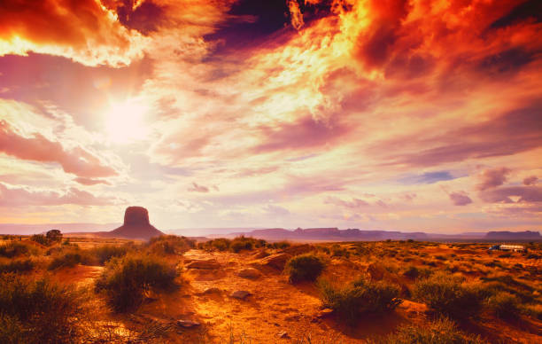 paesaggio incredibile al tramonto al monument valley national park in arizona usa con cielo nuvoloso e drammatico - arizona desert landscape monument valley foto e immagini stock