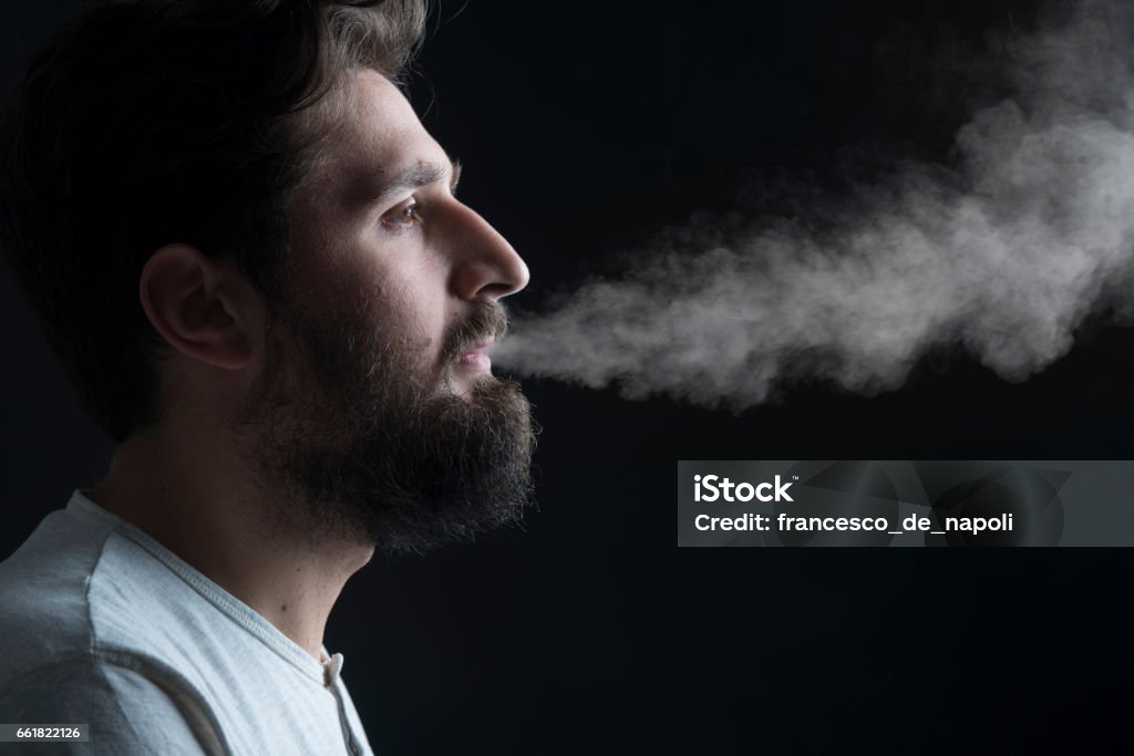 Portrait d’un garçon qui fume - Photo de Cigarette libre de droits