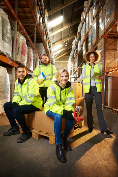 trabajo en equipo de almacén - warehouse manager place of work portrait fotografías e imágenes de stock