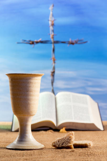 istock Chalice Of Wine With Bread And Crucifix 661880974