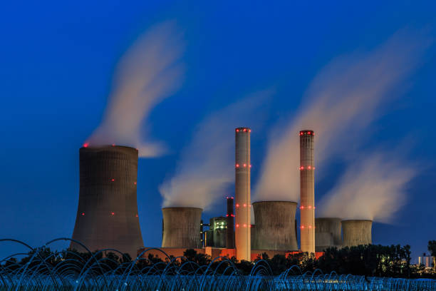 braunkohle kraftwerk bei nacht - niederaußem stock-fotos und bilder