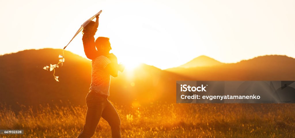 ¡Día de padre feliz! Muchacha del niño y el papá con una cometa en la naturaleza en verano - Foto de stock de Día del padre libre de derechos