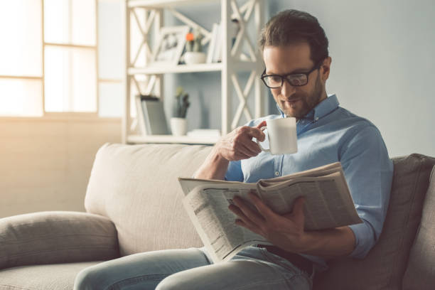 atractivo hombre de negocios en casa - reading newspaper break tea fotografías e imágenes de stock