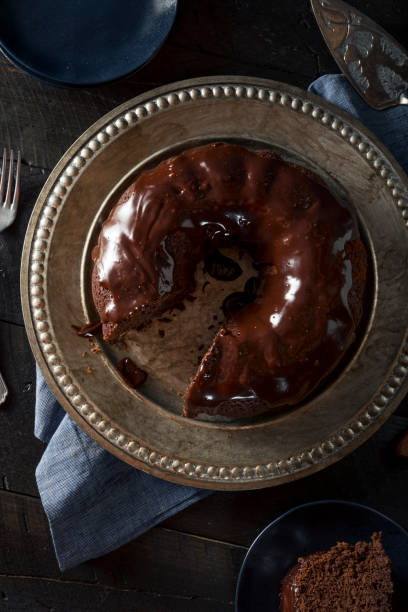 dulces caseros oscuro chocolate pastel - chocolate bundt cake fotografías e imágenes de stock