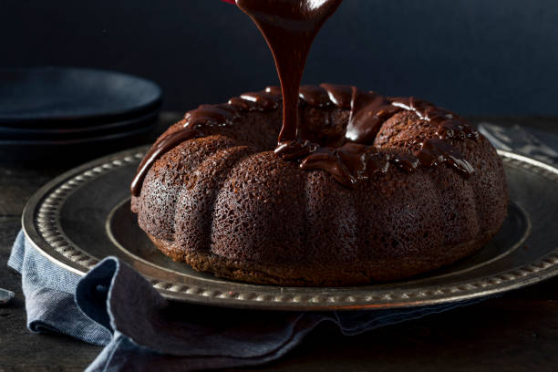 甘い自家製ダーク チョコレート ブント ・ ケーキ - baked brown cake circle ストックフォトと画像