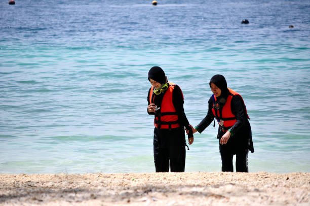 兩個穆斯林女人的 burkini 泳裝 - 回教泳裝 圖片 個照片及圖片檔