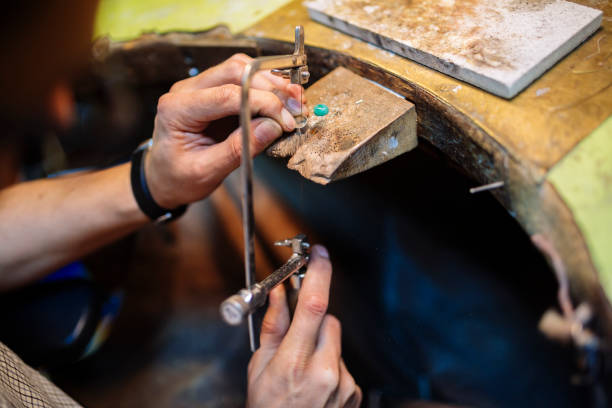 istock Goldsmith crafting jewelry 662051230