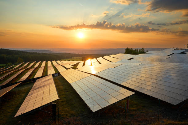 paneles fotovoltaicos de energía solar al atardecer. - solar power station fotos fotografías e imágenes de stock