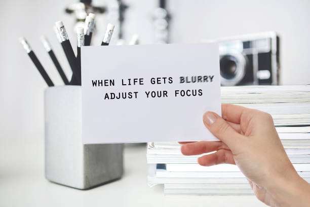 la motivación de inspiración cuando la vida se vuelve borrosa ajusta tu enfoque. felicidad, nuevo comienzo, crecimiento, éxito, concepto de elección - beginning of life fotografías e imágenes de stock