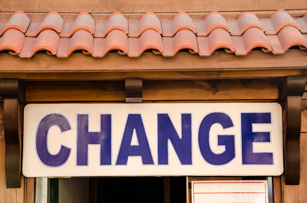 istock Money exchange office sign 662169380