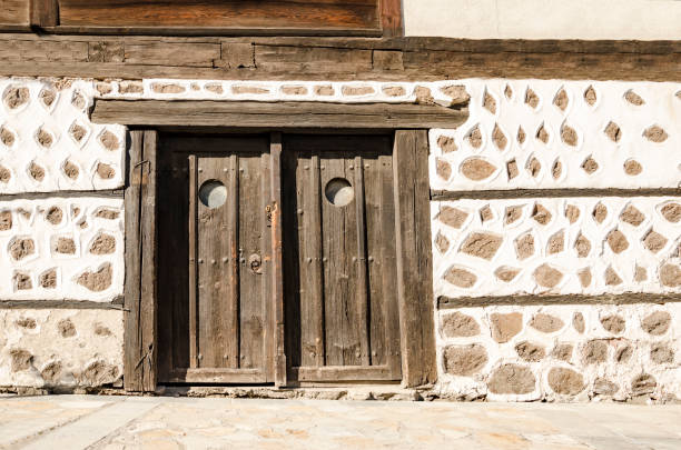 vecchia porta che segna l'ingresso di un vecchio edificio con muri di pietra - spall foto e immagini stock