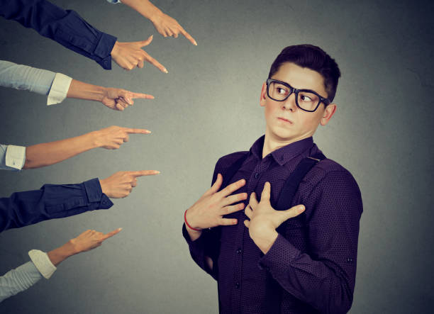 te culpo. hombre ansioso en la negación juzgado por diferentes personas que le apuntan con los dedos - embarrassment men business guilt fotografías e imágenes de stock