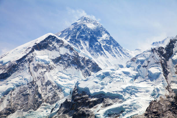 vista de la cima del monte everest desde el kala patthar - cascada de hielo fotografías e imágenes de stock