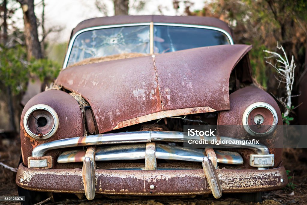 Oldtimer verlassen Auto auf dem Bauernhof - Lizenzfrei Auto Stock-Foto