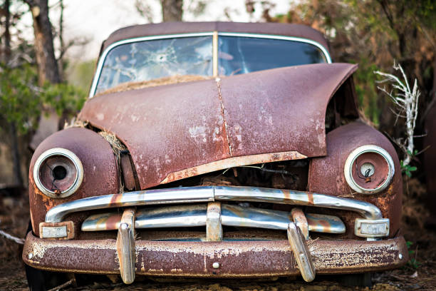 vecchio timer abbandonato automobile nella fattoria - obsolete foto e immagini stock