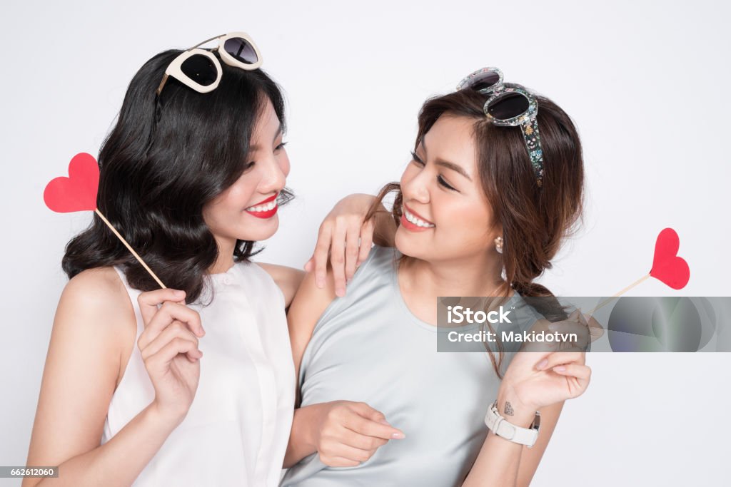 Dos Mujeres De Moda En Bonitos Vestidos De Pie Juntos Foto de stock y más  banco de imágenes de Adulto - iStock