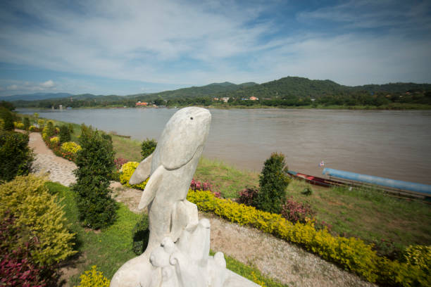 thailand chiang rai chiang khong mekong river - chiang khong imagens e fotografias de stock