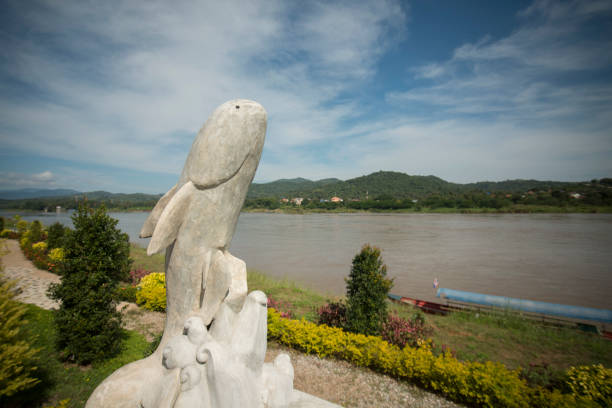 thailand chiang rai chiang khong mekong river - chiang khong imagens e fotografias de stock