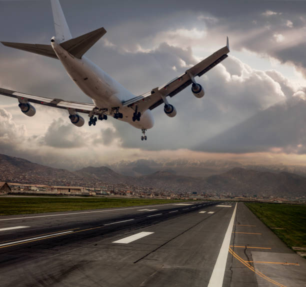 jumbo jet flugzeug landung in der abenddämmerung - landen stock-fotos und bilder