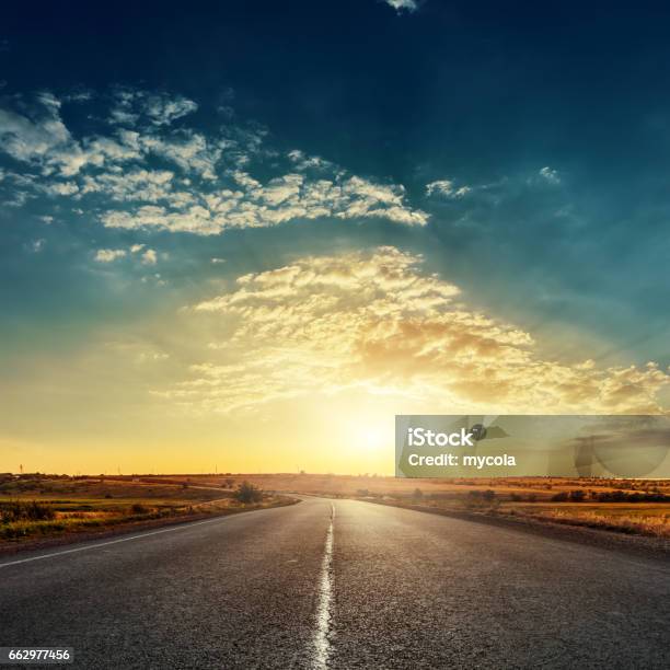 劇的なアスファルトの道路上空で太陽が昇り - 道路のストックフォトや画像を多数ご用意 - 道路, 日の出, 日没