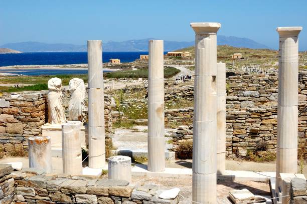 rovine e resti di statue marmoree - statue greek culture sculpture white foto e immagini stock