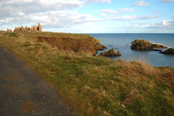 замок убитых в абердиншире - cruden bay стоковые фото и изображения