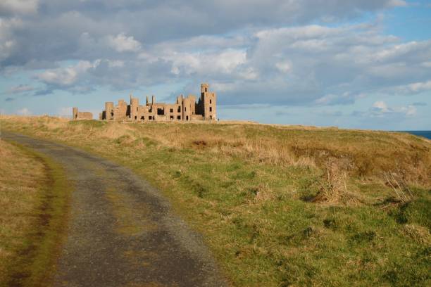 замок и трек убитых - cruden bay стоковые фото и изображе�ния