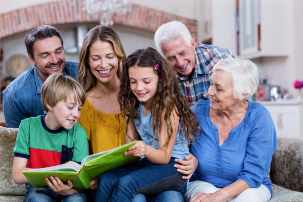 vícegenerační rodina při pohledu na fotoalbum - 10 až 11 let dítě před pubertou fotky - stock snímky, obrázky a fotky