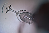 schatten-aus-einem-glas-gegossen.jpg?b=1&s=170x170&k=20&c=Hr3mVNeuTAWYAbE7u4sRoSEUinyL9MzRuYMa3vMaNNY=