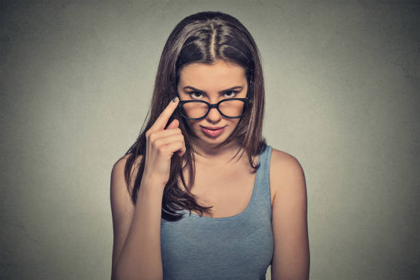 femme sérieuse salope en colère avec des lunettes avec scepticisme à la recherche