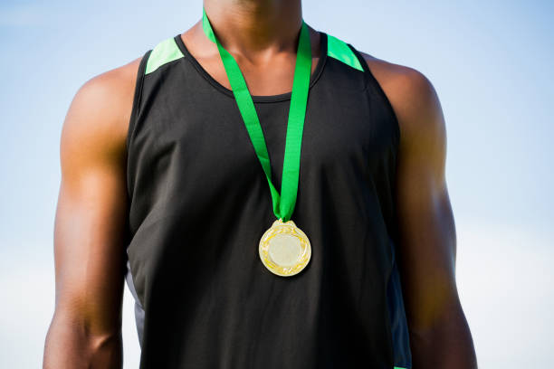 sportowiec ze złotym medalem na szyi - medal 20s achievement athlete zdjęcia i obrazy z banku zdjęć