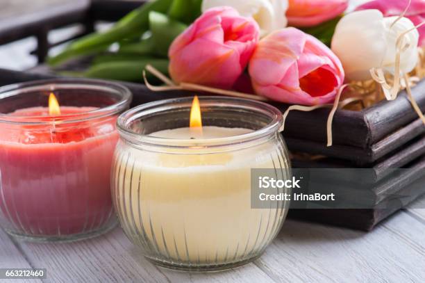 Photo libre de droit de Bougies Darôme Jaune Et Rose Avec Des Tulipes banque d'images et plus d'images libres de droit de Bougie - Bougie, Odeur agréable, Parfum