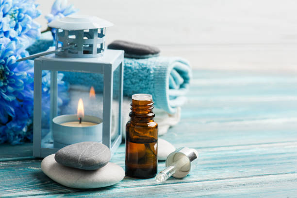 essentielles öl-spa-behandlung - aromatherapy oil massage oil alternative therapy massaging stock-fotos und bilder