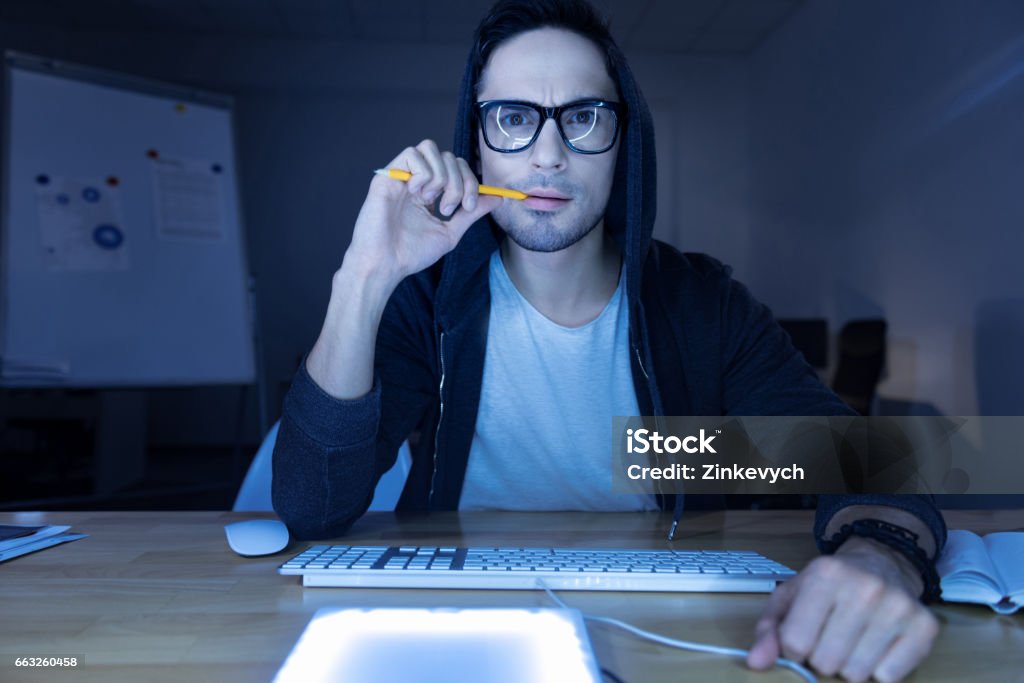Hacker Thiên Tài Đẹp Trai Cắn Bút Chì Hình ảnh Sẵn có - Tải xuống Hình ảnh  Ngay bây giờ - An ninh - Khái niệm, Brand Name Online Messaging Platform,  Bảo Hacker Thiên Tài Đẹp Trai Cắn Bút Chì Hình Ảnh Sẵn Có - Tải Xuống Hình Ảnh  Ngay Bây Giờ - An Ninh - Khái Niệm, Brand Name Online Messaging Platform,  Bảo